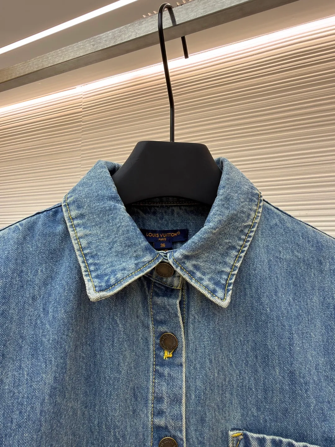 LOUIS VUITTON rope embroidered denim jacket ●Authentic product: purchased and developed for 10999 ●Item number: 1680835-A95 ●Fabric: denim fabric ●Technology: embroidery production ●Version: fitted version ●Weight: about 585 grams ●Size: 34-36-38 ●Description: The fabric is made of YB customized denim fabric, with straw rope embroidery design on the chest. The overall alignment is straight and delicate, the fabric is comfortable and soft, and the color is consistent without color difference. It can be matched with the same style to create a fashionable look and control various occasions. Customized accessories, complete with three standards, same style for men and women!